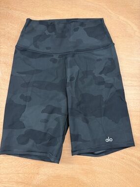 ALO Yoga Black/Anthracite Charcoal Camo High-Rise Bike Shorts